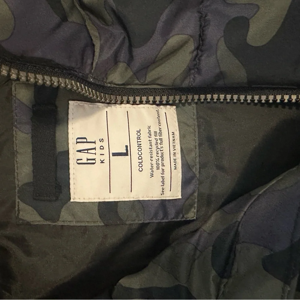 GAP Kids Boy’s Camo Puffer Vest Size Large - Picture 6 of 6